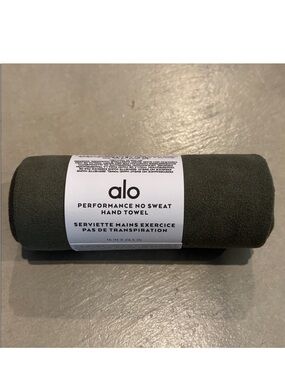 New ALO Yoga Performance No Sweat Hand Towel in Jungle